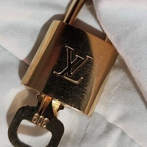 0046. Louis Vuitton lock & key set #309